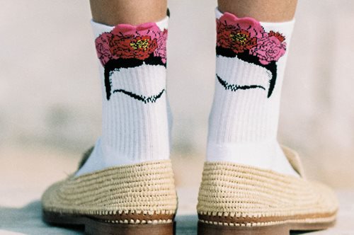 Αυτή την άνοιξη θα κολλήσουμε με τις κάλτσες της Φρίντα Κάλο 