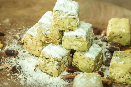 Μόλις έμαθα να φτιάχνω πεντανόστιμες μπουκιές χαλβά με ταχίνι, χωρίς ζάχαρη, χωρίς ψήσιμο