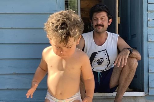 «Το μεγάλο δώρο της ζωής μου»: Ο Μιχάλης Οικονόμου για τον γιο που μεγαλώνει με τον σύντροφό του