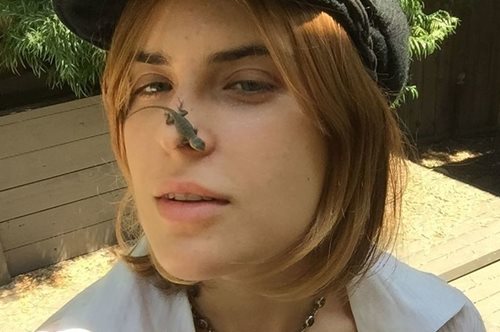 Γυμνή στο γρασίδι: Η αναγεννημένη Ταλούλα μετατρέπει το σώμα της σε έργο τέχνης