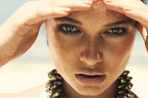 Ξέχνα το make up σου και φόρα μόνο αντηλιακές με χρώμα. 5 για να διαλέξεις