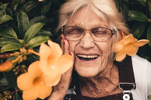 Πώς θα μεγαλώνουμε χωρίς να «γερνάμε»: Ο 10λογος που αξίζει να επαναλαμβάνεις στον εαυτό σου