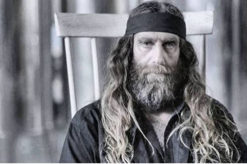 «Η ευγένεια, ο σεβασμός και η αξιοπρέπεια έχουν γίνει μειονεκτήματα στον άνθρωπο»