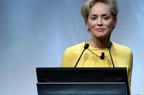 Πιο αισθησιακή δε γίνεται: Η 63χρονη Σάρον Στόουν, cover girl με καλοκαιρινό φόρεμα