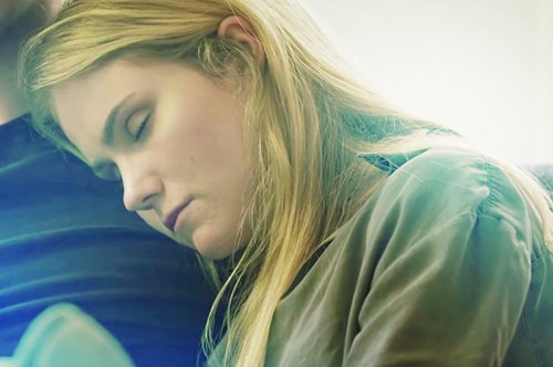 Η παράξενη ιστορία της γυναίκας που την παίρνει ο ύπνος χωρίς να το θέλει 15 φορές την ημέρα