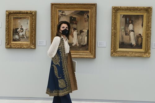 «Ο λαϊκός πολιτισμός όχι ως μουσειακό είδος»: Γιατί η Αγγελοπούλου φόρεσε παραδοσιακά κομμάτια