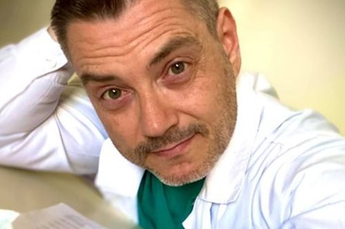 «Ασθενής 73 ετών, παίρνει εξιτήριο. Αδημονεί να δει τη γυναίκα του. Η γυναίκα του πέθανε από covid»