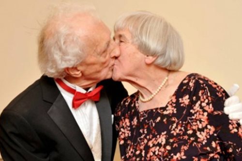 Η αγάπη πάντα σε βρίσκει. Αρραβωνιάστηκαν 70 χρόνια μετά τον χωρισμό τους
