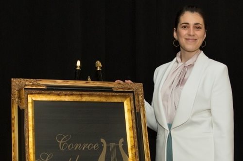 Μια Ελληνίδα, η πρώτη γυναίκα μαέστρος στη Συμφωνική Ορχήστρα του Κονρό, στο Τέξας