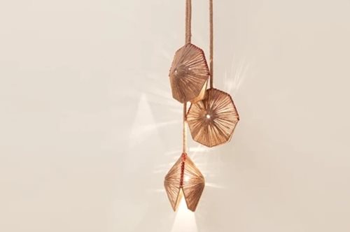 Τα εντυπωσιακά κρεμαστά φωτιστικά της Μαρίζας Γαλάνη εστιάζουν στο ζεν του χώρου 