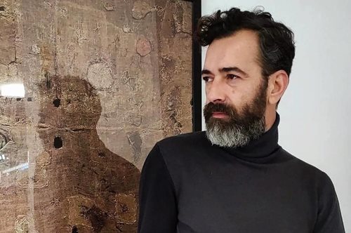 «Η μαμά μου, Έλλη»: Ο Άγγελος Μπράτης τη μετέτρεψε σε «μοντέλο» της νέας συλλογής του