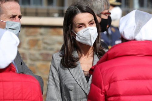 Η βασίλισσα Λετίσια φόρεσε υπέροχα ένα έθνικ πανωφόρι από «αδερφάκι» των Zara