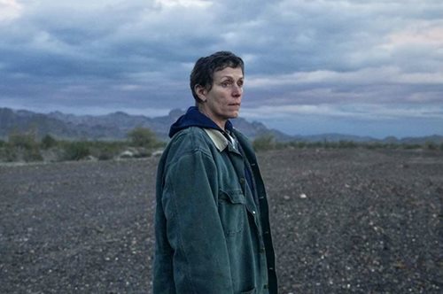 Οι δύο γυναίκες που θριάμβευσαν στα BAFTA: Όλα τα βραβεία, τα φαβορί και οι ανατροπές