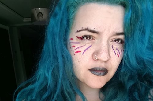 Γιούλη Ατματζίδη: «Τα μπλε μαλλιά προέκυψαν έπειτα από μια επιλόχεια κρισάρα, το 2012»