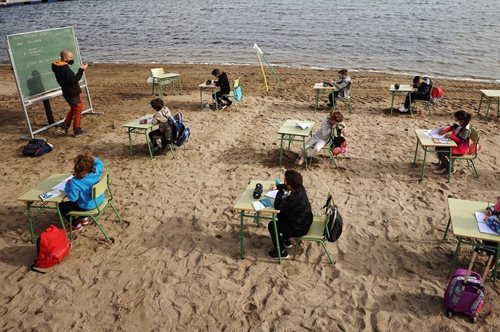 Στην Ισπανία, η σχολική τάξη μεταφέρθηκε στην παραλία. Το ιδανικό μάθημα στην εποχή του κορονοϊού 