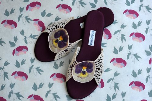 Πανέμορφα, custom made ελληνικά πασούμια συνδυάζουν τα νοσταλγικά εργόχειρα με τη βιωσιμότητα