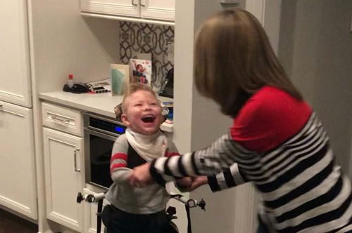 «Διαγνώστηκε με εγκεφαλική παράλυση. Όταν τον πήραμε σπίτι, χρειαζόταν διαρκή φροντίδα»