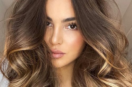 Λεκές από βαφή μαλλιών στο δέρμα; Οι φυσικοί τρόποι για να τον εξαφανίσεις