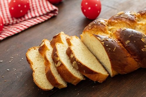 Η συνταγή του Άκη Πετρετζίκη για τέλειο πασχαλινό τσουρέκι. Και το μυστικό του για αρχάριους