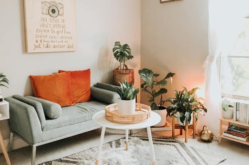 Έχεις μικρό σαλόνι; Με αυτά τα τρικ θα το κάνεις να δείχνει μεγαλύτερο