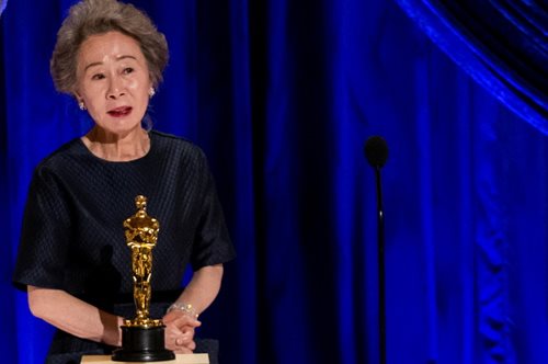 Όσκαρ 2021: H Γιου Γιουνγκ Γουν απέδειξε ότι το Hollywood δεν είναι μόνο για τα «νιάτα»