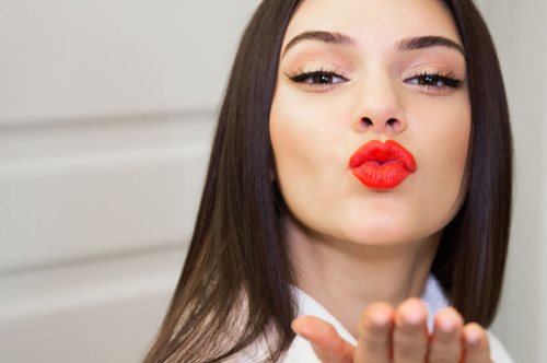 Κένταλ Τζένερ: Πόσοι χρειάζονται για να της δέσουν τα κορδόνια;