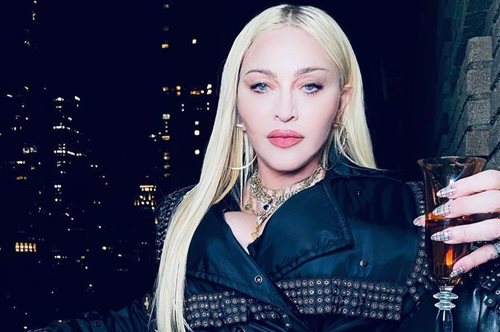 Η Μαντόνα ανεβάζει φωτογραφίες με τον 27χρονο σύντροφό της και δε δίνει λογαριασμό σε κανέναν