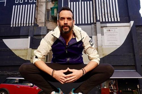 Πάνος Μουζουράκης: Αιφνιδίασε τη μητέρα του με μία ξεκαρδιστική φάρσα