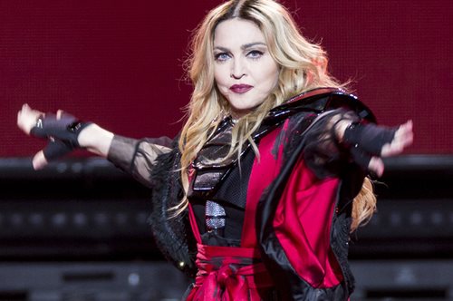 Τολμηρή Madonna: Συνέχισε να τραγουδάει χωρίς φώτα στη σκηνή [Βίντεο]