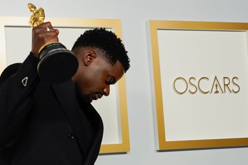 O Daniel Kaluuya κέρδισε Όσκαρ και ευχαρίστησε τους γονείς του που έκαναν σεξ