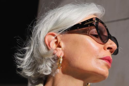 Μετά τα εξήντα: Συγκεντρώσαμε τα πιο κολακευτικά κουρέματα που μπορείτε να κάνετε