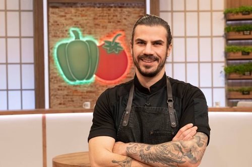 Άκης Πετρετζίκης: Μας δείχνει το δωμάτιο του γιου του