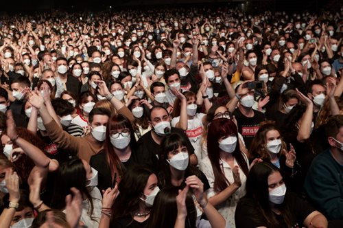 Μια συναυλία-πείραμα μέσα στην πανδημία, ένα πλήθος 5.000 ανθρώπων: Πόσα κρούσματα προκάλεσε;