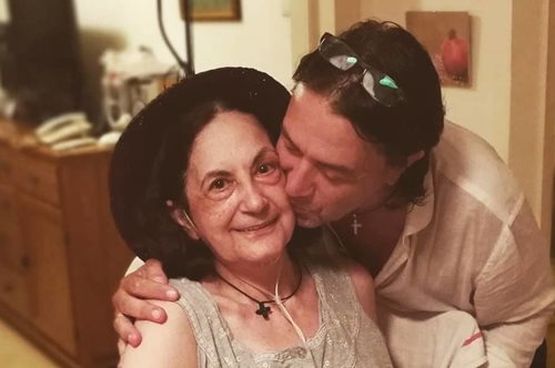 «Η καρέκλα σου ήταν εκεί. Άδεια. Θα συνηθίσουμε, πού θα πάει»: Γιάννης Κότσιρας, για θάνατο μητέρας