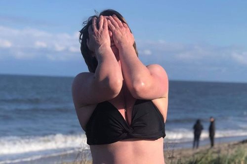 Γυναίκα με κολοστομία φοράει μπικίνι. Ετοιμάζεται να διασχίσει κολυμπώντας το Στενό της Μάγχης