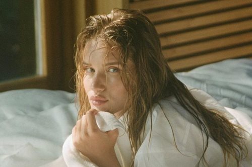 Η Rosie Huntington-Whiteley κράτησε την τσάντα που κάθε γυναίκα θα ήθελε στη γκαρνταρόμπα της