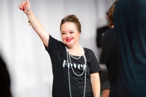 Katie Meade: H πρώτη γυναίκα με σύνδρομο Down που πρωταγωνίστησε σε καμπάνια ομορφιάς