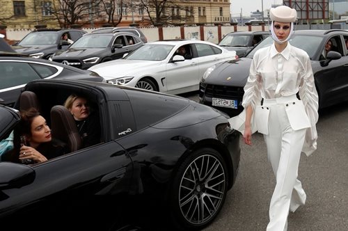 Τα μυστικά των fashion editors όταν αγοράζουν πέδιλα: Ποια χαρακτηριστικά αναζητούν