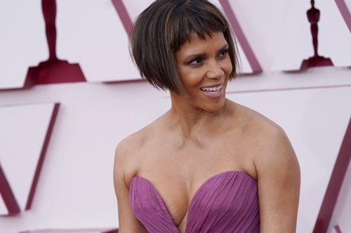 Η Χάλι Μπέρι υπέροχη και με αφάνα