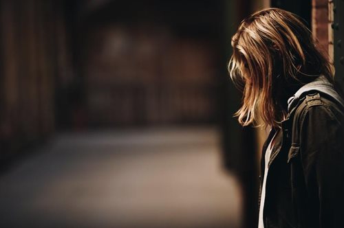 Για προσβολή γενετήσιας αξιοπρέπειας κατά συρροή κατηγορείται ο 22χρονος επιδειξιμανής 