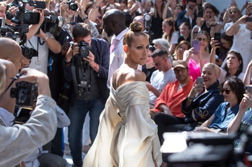 Η Σελίν Ντιόν ποζάρει με τους τρεις γιους της σε μία σπάνια φωτογραφία 