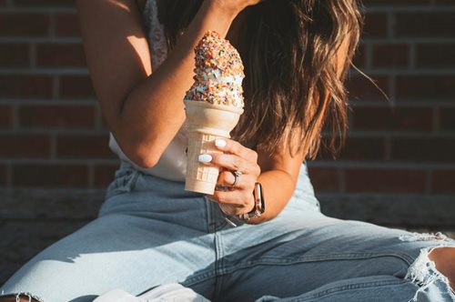 Πώς να κόψω τη ζάχαρη; 3 tricks για να μην νιώσεις ότι την έβγαλες από τη διατροφή σου