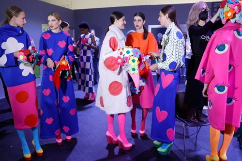 Στον πλανήτη happy: Η τάση στα κοσμήματα του καλοκαιριού είναι και οικονομική και παιχνιδιάρικη