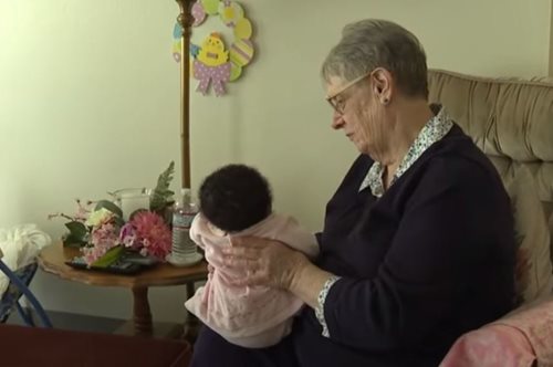 78χρονη ανάδοχη μητέρα έχει φροντίσει 81 παιδιά: «Όλα τους με έχουν σημαδέψει»