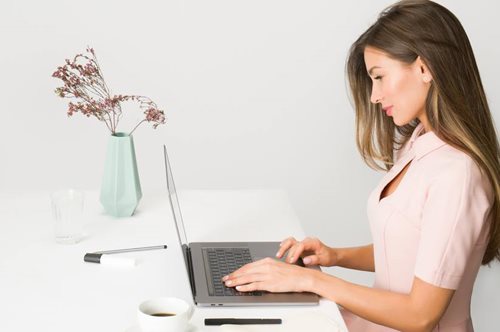 «Δεν ξέρω τι να φορέσω στο γραφείο» | 10 looks που θα σε βοηθήσουν να ντυθείς κομψά αυτή την εποχή