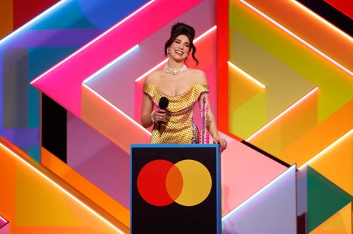 Brit Awards 2021: Οι πιο κομψές, εκκεντρικές και εντυπωσιακές εμφανίσεις