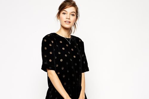 50 under 50€: Βελούδινες δημιουργίες και αξεσουάρ για τα εορταστικά outfits 