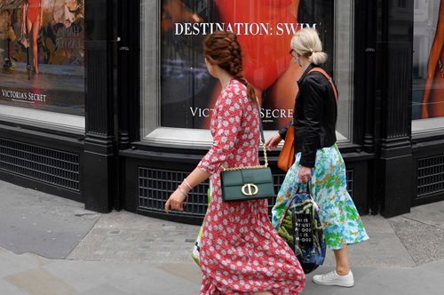 Άγγιγμα πολυτέλειας: Βρήκαμε το καλοκαιρινό παντελόνι των πλούσιων και διασήμων με 26€ 