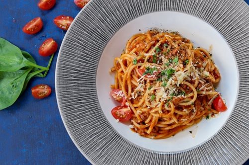 Απλά και πεντανόστιμα: Μακαρόνια με βασιλικό, σουσάμι και φέτα