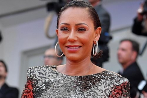 Με μώλωπες και σημάδια στο πρόσωπο εμφανίστηκε η διάσημη τραγουδίστρια